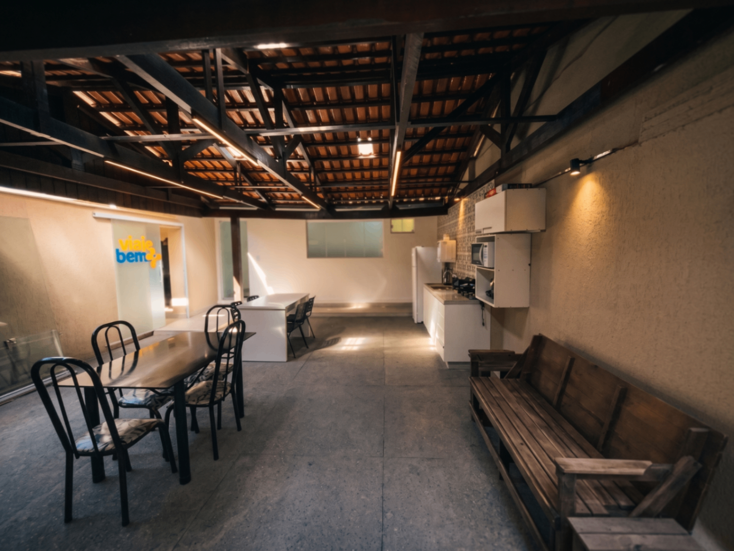 Espaço de convivência iluminado