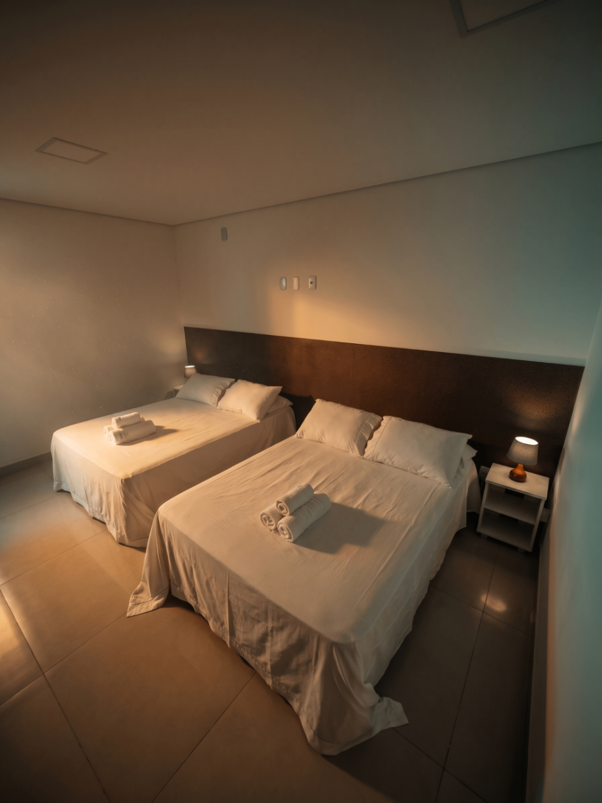 Quarto com duas camas de casal